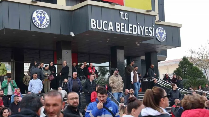 İzmir'in Buca ilçesinde belediye işçilerinin maaş ve diğer ödemelerini alamadıkları