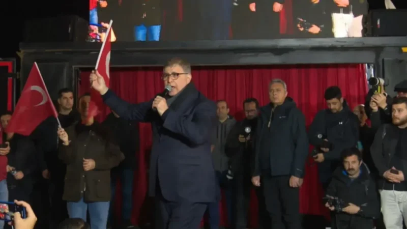 İzmir Büyükşehir Belediye Başkanı Cemil Tugay, Gündoğdu Meydanı’nda düzenlenen mitingde,