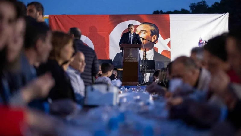 İzmir Büyükşehir Belediyesi tarafından düzenlenen iftar programları çerçevesinde Çiğli'de iftar