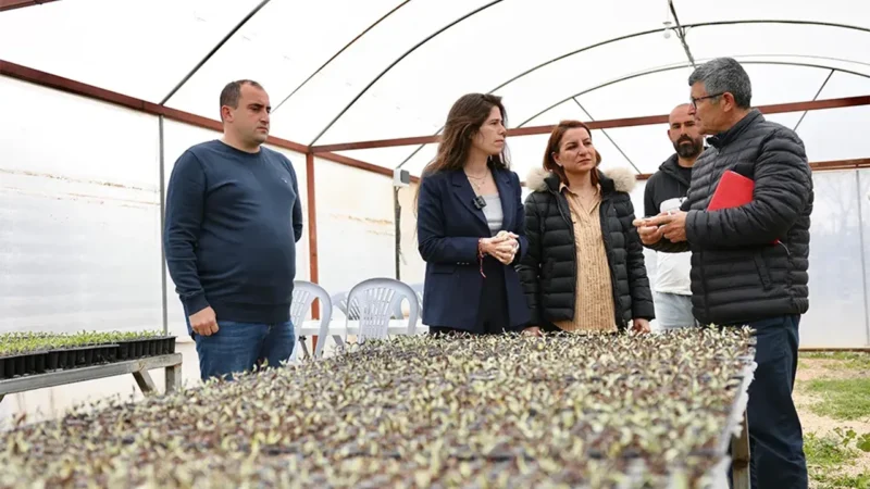 Çeşme Belediye Başkanı Lal Denizli, Yerel Tohum Merkezi'ni ziyaret ederek