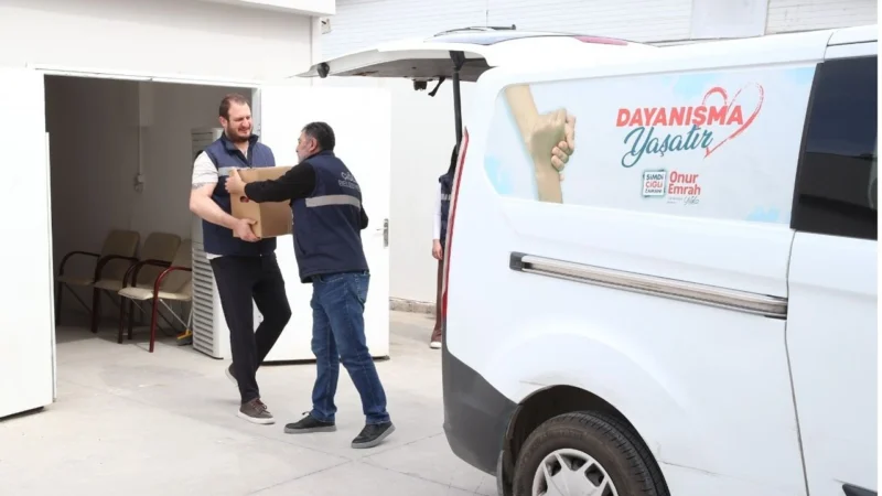 İzmir Çiğli Belediyesi, ihtiyaç sahiplerini yalnız bırakmayarak ailelere gıda kolisi