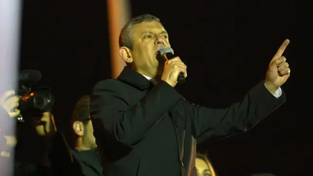 CHP Genel Başkanı Özgür Özel, Ekrem İmamoğlu’na destek için Saraçhane'deki