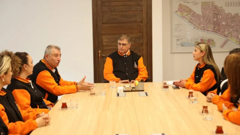 Güzelbahçe Belediye Başkanı Mustafa Günay, Gençlik Kulübü üyeleriyle birlikte İzmir