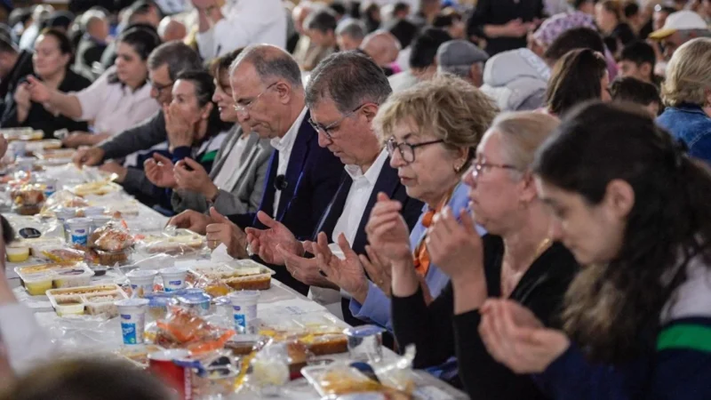 İzmir Büyükşehir Belediyesi’nin ramazan ayı boyunca 30 ilçede kurduğu iftar