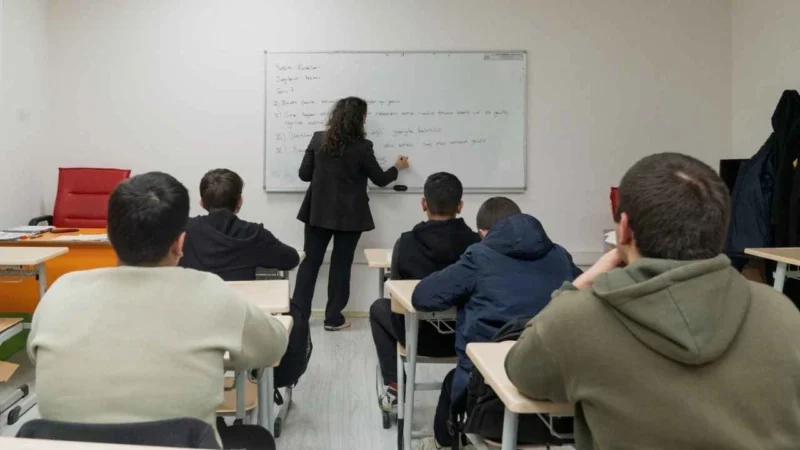 İzmir Büyükşehir Belediyesi, LGS ve TYT sınavlarına hazırlanan öğrencilere yönelik