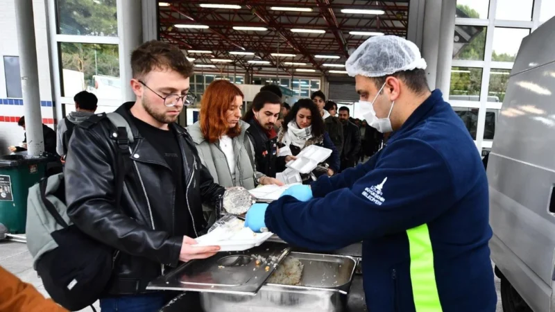 İzmir Büyükşehir Belediyesi, üniversite öğrencilerine ücretsiz yemek dağıtımını sürdürüyor. Aşevinde