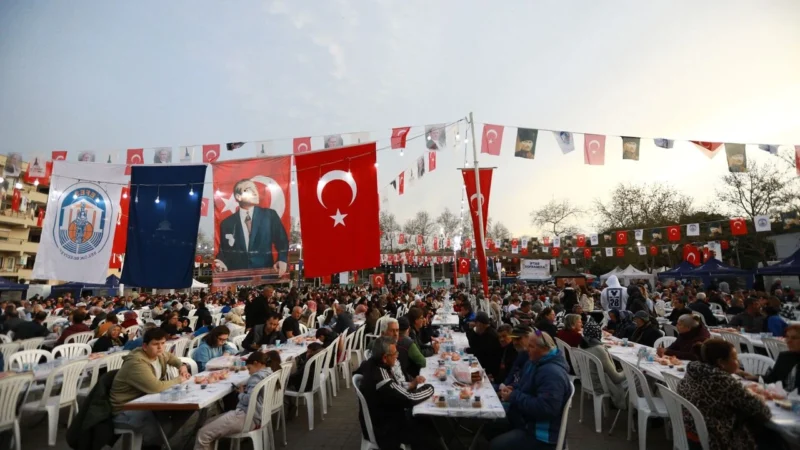 Efes Selçuk’ta düzenlenen Kadir Gecesi programında vatandaşlar iftar sofrasında buluştu.