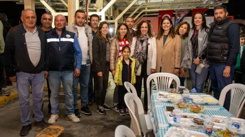 Karşıyaka Belediye Başkanı Yıldız Ünsal, belediye çalışanlarıyla iftar programında bir