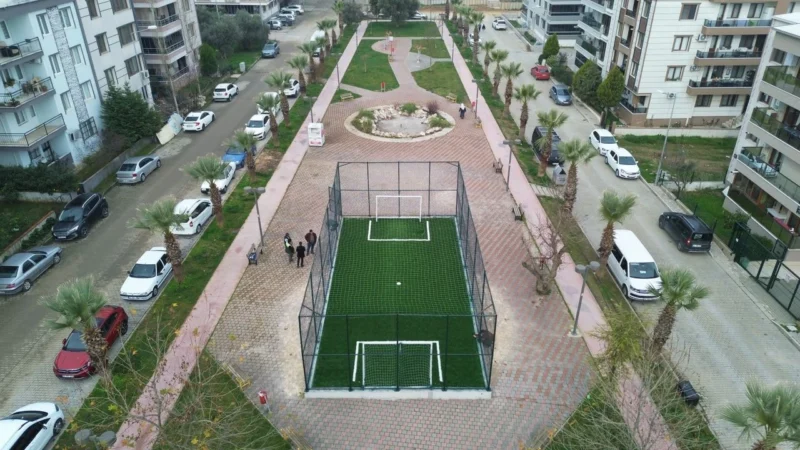 Kemalpaşa Belediyesi, çocukların spor yapabileceği güvenli alanlar yaratmak için parklarda