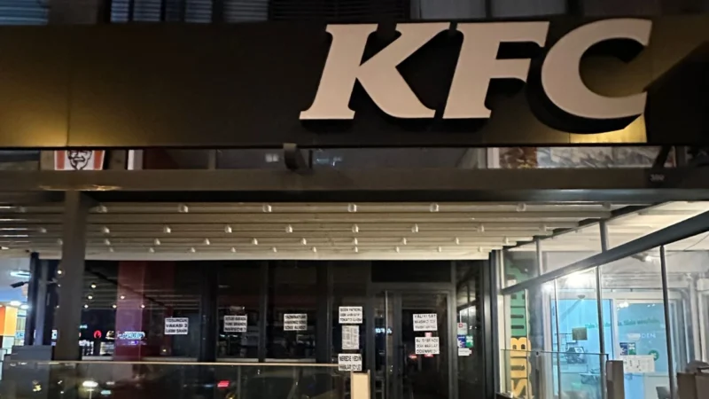 İzmir Hatay İnönü Caddesi’ndeki KFC şubesinin camlarına işçilerin maaş ve