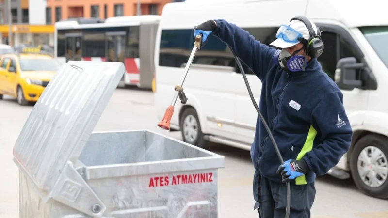 Konak Belediyesi'nin kentte sürdürdüğü etkin temizlik çalışmaları devam ediyor. Temizlik