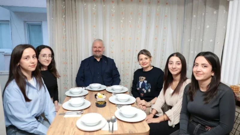 Menemen Belediye Başkanı Aydın Pehlivan ve eşi Filiz Pehlivan, üniversite
