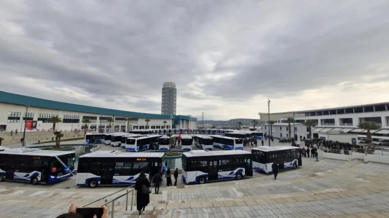 İzmir Büyükşehir Belediye Başkanı Cemil Tugay, ESHOT’un filosuna kazandırılan yeni