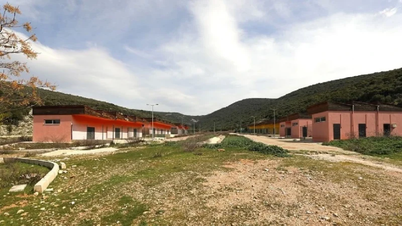 Menderes Belediyesi, uzun süredir kullanılmayan Çakaltepe Mahallesi'ndeki hayvan barınağını yeniden