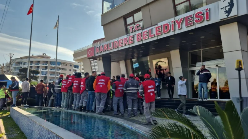 Narlıdere Belediyesi işçileri, ödenmeyen maaş ve ikramiyeleri nedeniyle belediye binası