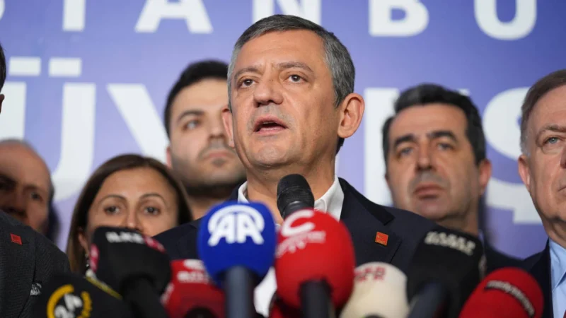CHP Genel Başkanı Özgür Özel, İBB'de yaptığı açıklamada, "Ben bugün