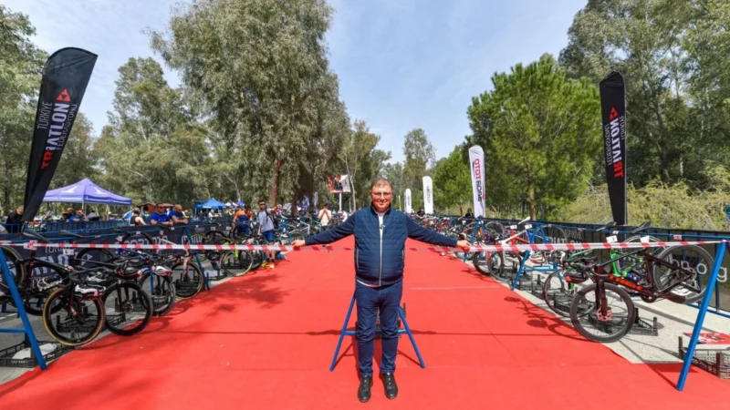 İzmir Büyükşehir Belediye Başkanı Dr. Cemil Tugay, İzmir Duatlonu ödül