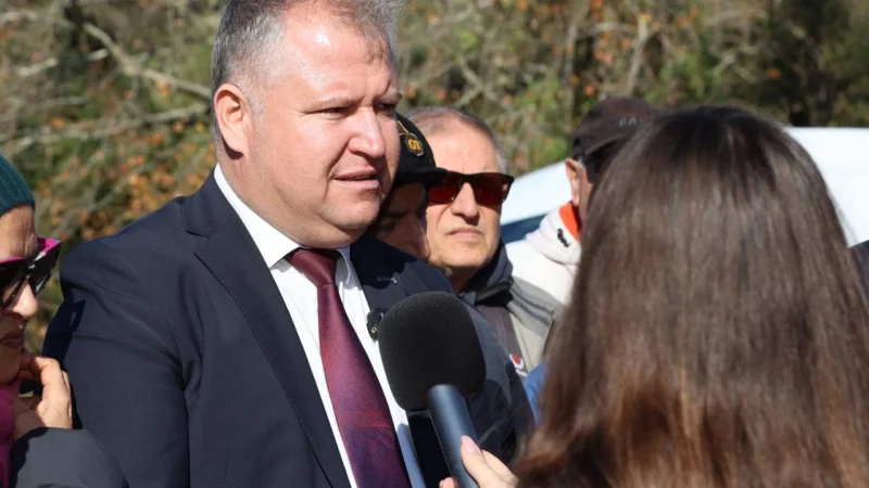 Urla'nın Yağcılar Mahallesi'nde planlanan 650 villalık projeye karşı tepki gösteren