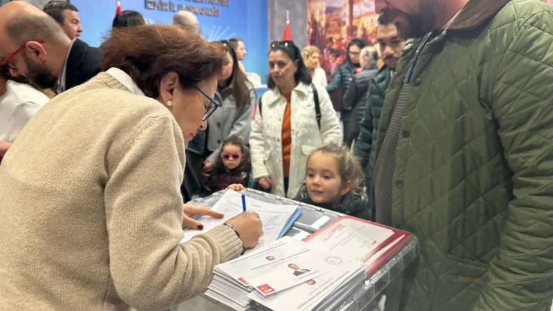 CHP’nin ön seçiminde İzmir’de seçmenler çocuklarıyla birlikte sandık başına gitti.