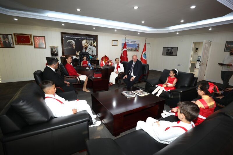 Menderes Belediyesi’nde 23 Nisan dolayısıyla başkanlık makamı çocuklara bırakıldı. Minik