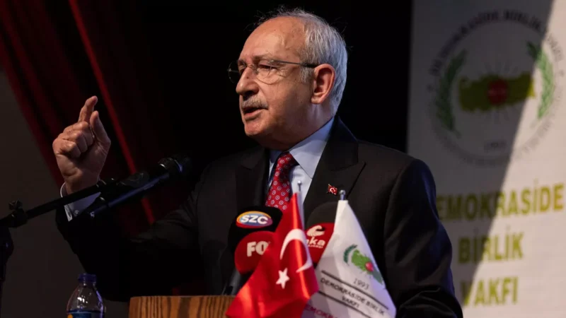 Kemal Kılıçdaroğlu, CHP'de yeniden genel başkanlığına seçilen Özgür Özel ve
