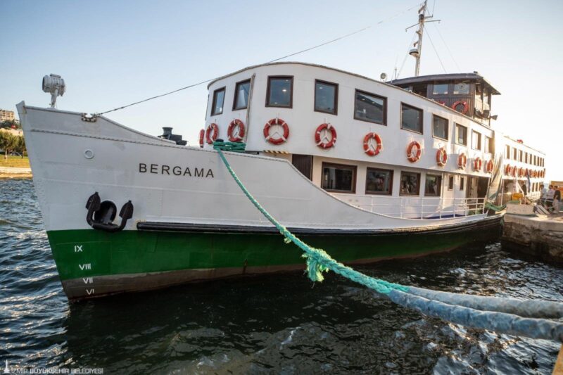 İzmir Büyükşehir Belediyesi’nin şehrin simgelerinden tarihi Bergama Vapuru ile düzenlediği