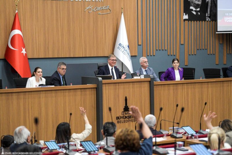 İzmir Büyükşehir Belediyesi’nin 7 saat süren nisan ayı olağan meclis