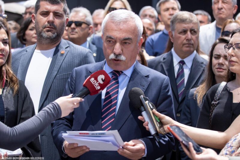 İzmir Büyükşehir Belediye Meclisi’nin CHP’li üyeleri, AKP’li Meclis Üyesi Erdal