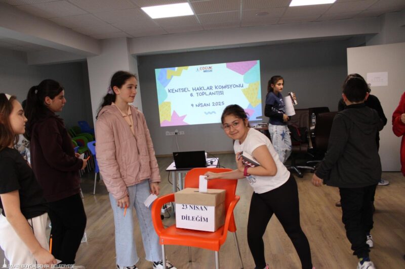 İzmirli çocuklar, kentte kendilerini ilgilendiren konularda söz sahibi olmanın mutluluğunu