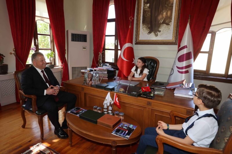 Cumhuriyet Meydanı’nda başlayan ve 12 Eylül Stadı’nda devam eden kutlamalarla