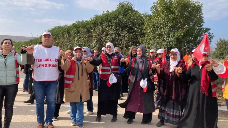 İzmir’de grev yapan 1700 tütün işçisi, ücret ve çalışma koşullarına