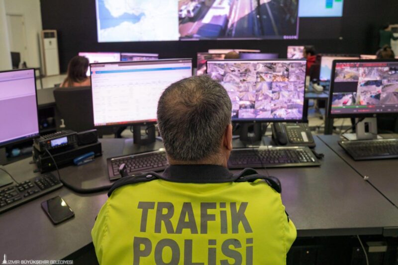 Kent genelinde İzmir Büyükşehir Belediyesi sorumluluğundaki 479 kavşakta, Akıllı Trafik
