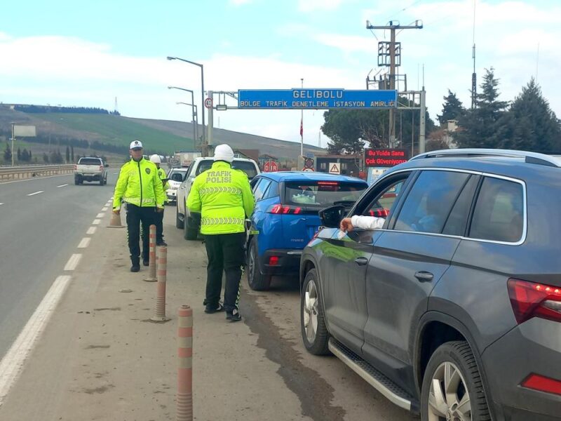 
Bayram tatili süresince Çanakkale’de trafik ekipleri sahadaydı. Can güvenliği için
