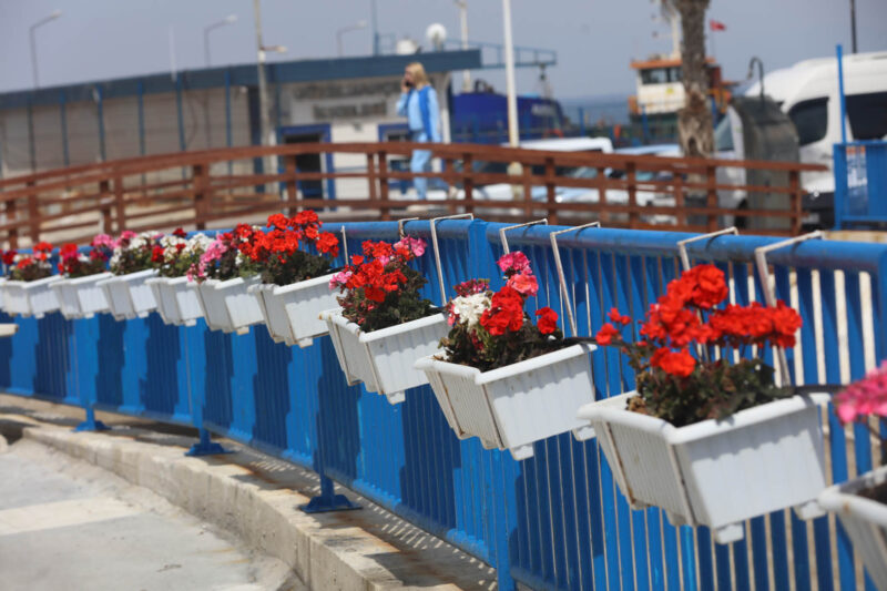 Güzelbahçe Belediyesi, baharın gelmesiyle ilçede bulunan, yolları, caddeleri, dere kenarlarını
rengarenk