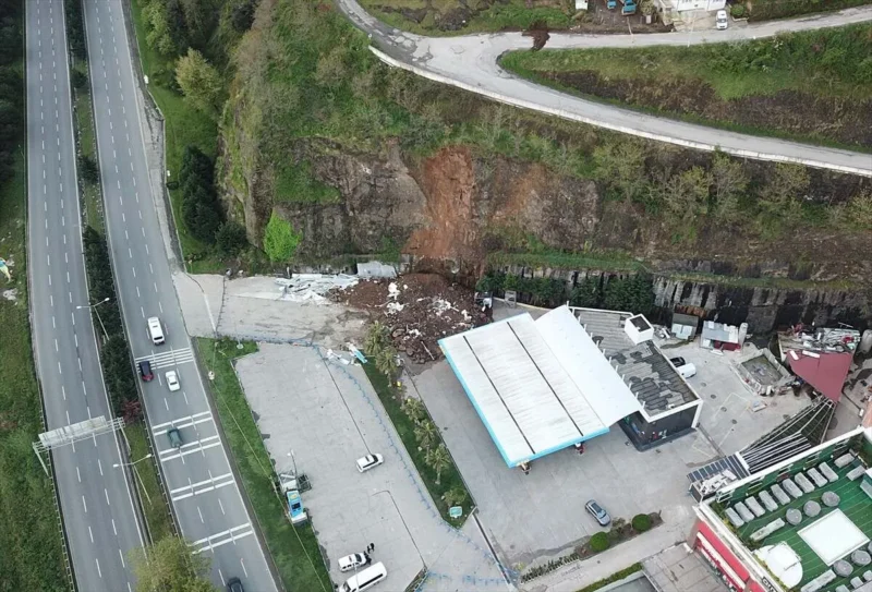 Samsun’un Canik ilçesinde meydana gelen heyelanda, baba ve iki kızının