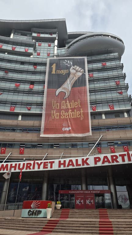 
CHP, Ankara Söğütözü’ndeki Genel Merkezi’ne “Ya Adalet Ya Sefalet” yazılı
