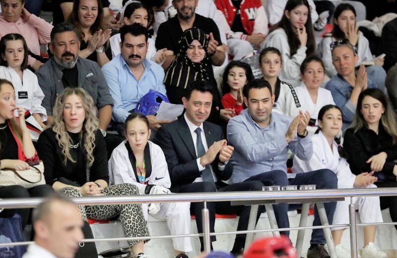 Bayraklı Belediyesi, geçtiğimiz hafta spor turnuvalarıyla başlayan 23 Nisan Ulusal