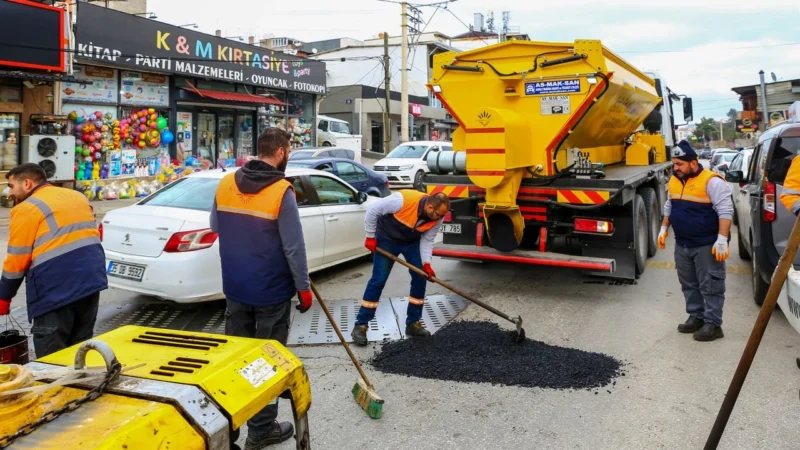 Karabağlar Belediyesi, temin ettiği asfalt yama robotu ile ilçedeki bozuk
