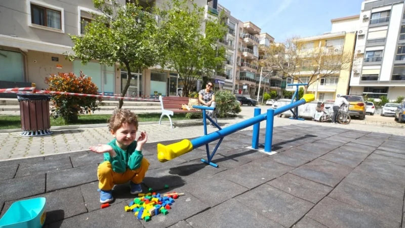 Karşıyaka Belediyesi, kent genelinde yeşil alanları yenileyerek modern yaşam alanları
