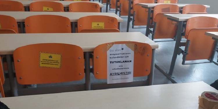 Yıldız Teknik Üniversitesi'nde öğrenciler, tutuklanan arkadaşlarına destek amacıyla vize sınavlarını
