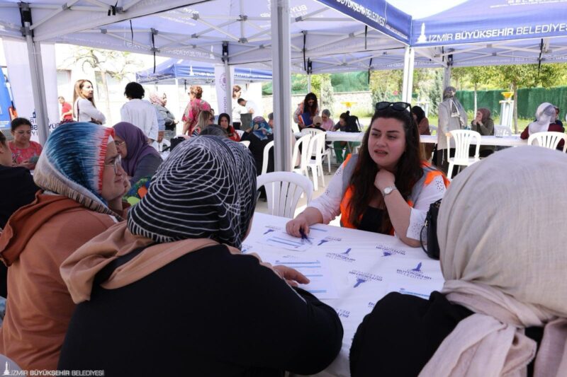 İzmirli kadınlar, İzmir Büyükşehir Belediyesi tarafından başlatılan “Sıcak Çaylar, Güçlü