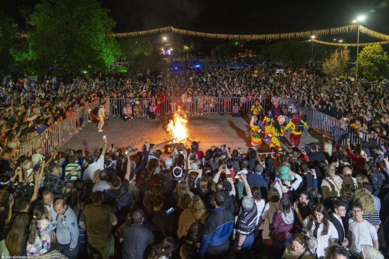 İzmir Büyükşehir Belediyesi, baharın başlangıcının, doğanın uyanışının sembolü Hıdırellez’i Kültürpark’ta