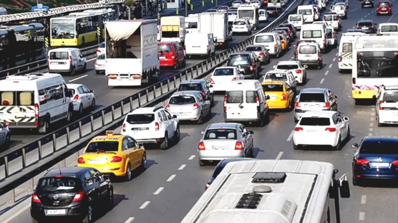 İstanbul'da haftanın ilk iş gününde yağışın da etkisiyle trafik yoğunluğu
