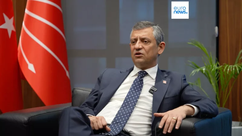 Sosyal medya hesabından 1 Mayıs paylaşımı yapan Özgür Özel, "Ya