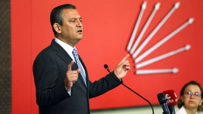 Cumhuriyet Halk Partisi Genel Başkanı Özgür Özel, partisinin genel merkezinde