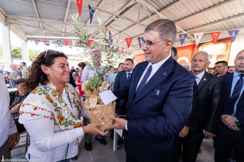 İzmir Büyükşehir Belediye Başkanı Dr. Cemil Tugay, çiftçiye can suyu