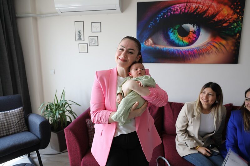 Menderes Belediyesi, hizmete soktuğu Hoş Geldin Bebek projesinde 200. bebeğe