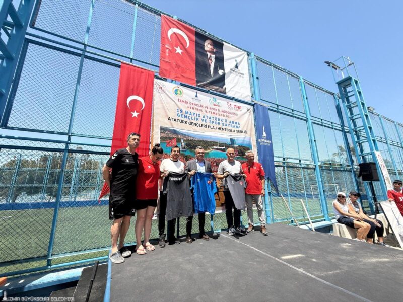 İzmir Büyükşehir Belediyesi’nin kentin farklı noktalarında gerçekleştirdiği 19 Mayıs Atatürk'ü