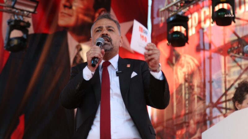 CHP İzmir İl Başkanı Şenol Aslanoğlu, Gündoğdu Meydanı’nda gerçekleşen mitinge