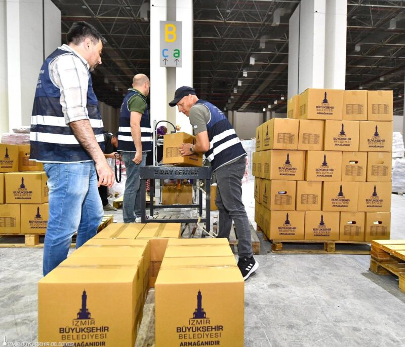 İzmir Büyükşehir Belediyesi, sosyal belediyecilik anlayışıyla toplumun her kesimini gözeterek